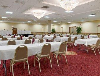 Готель Ramada Convention Center О-Клер Екстер'єр фото